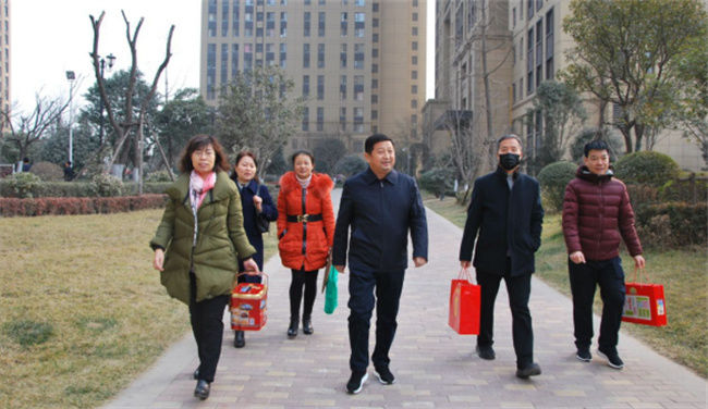 公司黨政工領(lǐng) 導(dǎo)親切看望慰問(wèn)老干部、老同志和困難勞模、困難員工